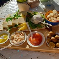 Very tasty vegan Apero Plate which you get if you order a glass of wine. The staff provide very good advice of their local wine at Diciosas Percosi di Gusto in Olbia