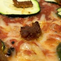 The Bandolera - Tomato, vegan mozzarella, courgette and vegetable sausage.  at Sabriona Pizzeria in Girona