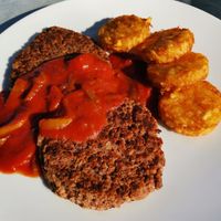 Vegane Taler mit hausgemachter Paprikasauce, Kartoffelrösties und Salatteller at Restaurant Eifelhaus in Simmerath