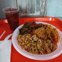Te rojo azucarado caliente con hielo + 3 porciones: arroz taiwanés, repollo y guiso de berenjenas. Excelente combinación 👌. at Okinawa Comida Rapida in Santiago