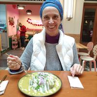 Enchiladas en salsa verde (no picante) rellenas de setas, elote y verduras, en tortillas de maíz azul y amarillo 😋 #Veganuary at Pali Pali Alameda in Mexico City