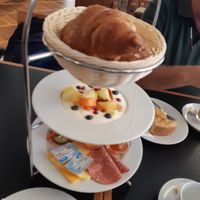 Tray with the order (vegan breakfast at the bottom) at Funkhaus in Cologne