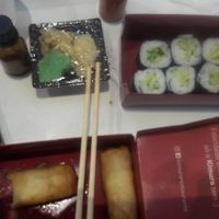 Harumaki de legumes e kappamaki. Acompanha molho teriyaki, ketchup, gengibre, wasabi e sachês de shoyu. at Kimura in Rio De Janeiro