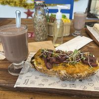 Toast oliva Deva : queijo de castanha de caju, chutney de manga, azeitonas pretas e micro verde. Vegano 🌱   at Bendito Seja in Sao Jose Dos Campos