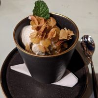 Sundae: crème glacée maison, coconut caramélisé, compote ananas et gingembre at TERRA in Funchal