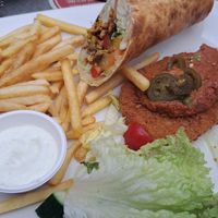 Wraps en schnitzel. Vanwege delen met partner samen op 1 bord. at Café Extrablatt in Moers