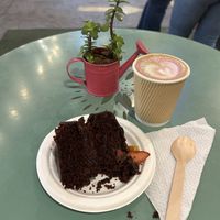 Bolo de chocolate e capuccino vegano (feito com leite de amêndoas).   at Supanta in Lima
