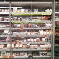 Neveres amb productes vegans ecològics at Veritas in Altafulla