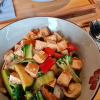 Nudeln mit Gemüse (oben) und Reis mit Tofu und Gemüse (unten) at Jin's Ramen - Hietzing in Vienna