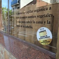 Escaparate at Peluquería Orgánica Sif in St Celoni