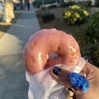 Yummy Vegan Strawberry Donut 🍩🫶🏽 #Veganuary at Rainbow Donuts in Berkeley