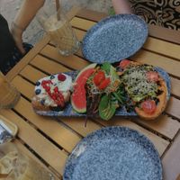 Sweet and salty plate with avocado toast and roasted banana bread at Hanging Out Café in Hamburg