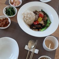 콩고기버섯덮밥 and some side dishes that come along to every meal at Vegi Narang Kitchen - 배지나랑키친  in Geochang