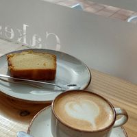 Bizcocho de naranja vegano y café con leche de avena at Kefi Café in Javea