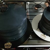 Para mi cumpleaños, la torta de la derecha era vegana. Mismo sabor que la otra opción at Dulces Dulcinea in Puente Alto