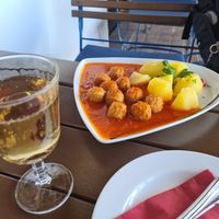 Vegan meatballs with potatoes and tomato sauce at Café Winuwuk in Bad Harzburg