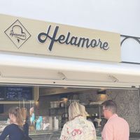 Glass och ett litet minimarket bredvid   at Helamore in Gran Canaria