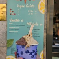 Chocolate and caramel flavours, medium sized cup at Pozzetti Gelato in Gothenburg