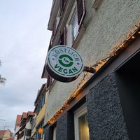 The sign on the door at Köstlich Vegan in Tubingen