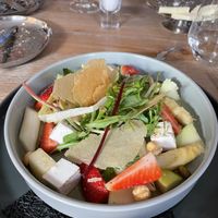 Frühlingsalat von Erdbeeren, Spargeln & Feta-Käse (vegan), Levantiner Haselnüsse, Fumée Zitrusfrüchte, Wildkräuter  at Zum Lamm in Muggensturm