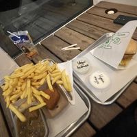 Vegan stoofvlees, vegan hamburger, vegan kaaskroket, vegan mayo & tartaar  at Frituur Tina in Antwerpen