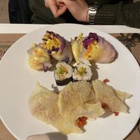 Involtini dj fogli di riso con cavolo marinato su maionese alla senape e arancia, sushi, sfoglie di riso fritte con salsa agrodolce   at Singola Ristorante Naturale in Modica