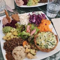 Zucchinitarte mit Salaten at Cafe Ginger in Paris