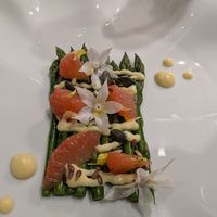 Asparagi freschi con pompelmo e maionese al miso e semi di lino at Ristorante Corallo in Vallecrosia