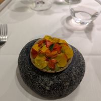 Amuse bouché con fave in purea e bucce di fave at Ristorante Corallo in Vallecrosia