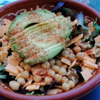 Bowl con quinoa, garbanzos, aguacate, queso vegano, lechuga y frutos secos at La Malaka in Cartagena