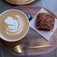 Napolitana y Cappuccino con Leche des Avena at Nanø Coffee Lab in Mallorca