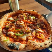 Vegane Pizza mit Paprika Zwiebeln , Chickn und veganem Mozzarella at Pizza Geeks - Haymarket in Edinburgh