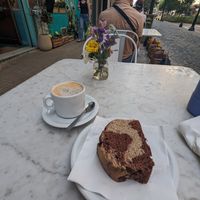 Café con leche y budín vainilla y chocolate at Naturaleza Sabia in Buenos Aires