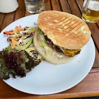 Burger mit Kräuterseitanbratling & Käse  at Falscher Hase in Dresden