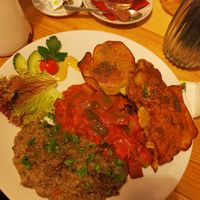 Brokkoli im Teigmantel, Oliven-Kartoffelstampf, Zucchini-Auberginen-Tomaten-Soße at Falscher Hase in Dresden