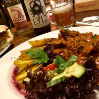 Seitangulasch mit Rotkohl und Bratkartoffeln at Falscher Hase in Dresden