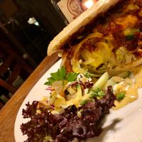 Burger mit Bohnenpattie und Veganer Käse. Megageil   at Falscher Hase in Dresden