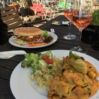 Soja-Burger, Bauernfrühstück und Rosé at Falscher Hase in Dresden