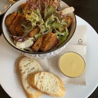 Salat mit seitanstreifen  at Falscher Hase in Dresden