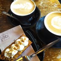Cafés con leche de avena y coco y carrot cake at Shoelane Coffee in Dun Laoghaire