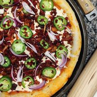 Pizza mexicana ( pastor de setas, chorizo de soya, chile jalapeño y cebolla morada) at Vegandra in San Luis Potosi