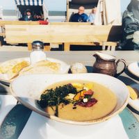 Pastinakensuppe, frittierter Gemüsecrunch, frisch gebackenes Brot direkt am Strand fürn Fünfer...was willste mehr? at Surfcafé in Norderney