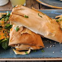 Gemüsestrudel mit Humus und Spinatsalat at Surfcafé in Norderney