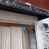 Frente del restaurante, ubicado en una esquina. at Vegandru in Mexico City