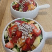 Guarnición de ensalada con frutas at Vegandru in Mexico City