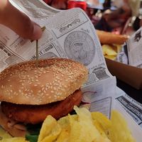 Hamburguesa vegana no pollo rebozado con chips at Benagil Beach Bar in Lagoa
