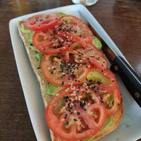 Tostada de aguacate, tomate, sésamo y sal kala lamak at Il Caffe di Romy in Caldes De Montbui