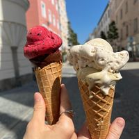 Links vegan, dunkle Schokolade und dunkle Johannisbeere   at Eiscafé Fontanella in Passau
