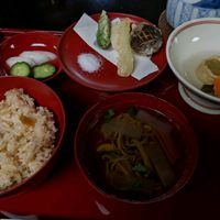 pickled veggies, tempura veggies, steames veggies, soup and rice at Gyoshintei in Nikko