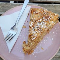 Apfel-Mandel-Kuchen at Pretty Hill in Berlin